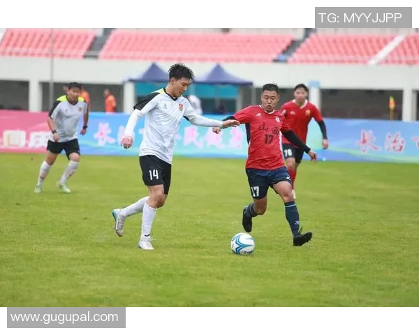 足球明星握手时刻高清图片展现球场魅力与体育精神